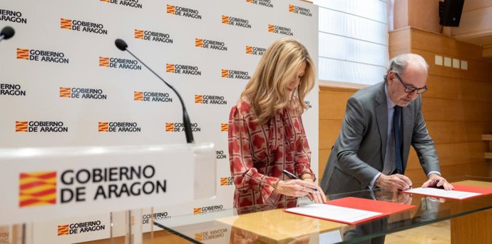 El director general de Teltronic, Juan Ferro, y la consejera de Economía, Empleo e Industria del Gobierno de Aragón, Mar Vaquero, firman el convenio.