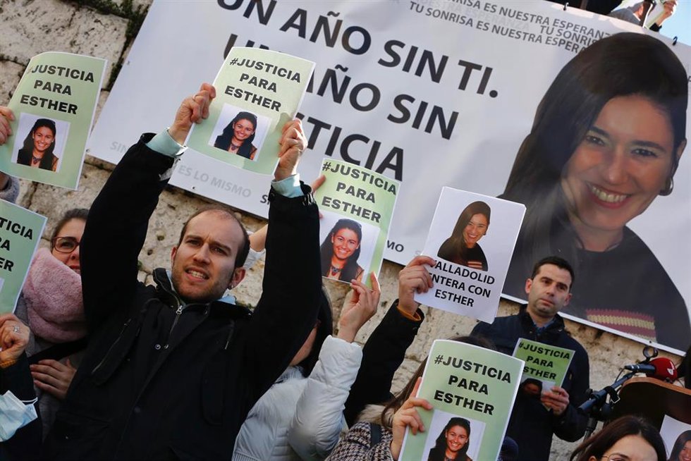 Archivo - Varias personas se manifiestan con retratos de Esther López para exigir justicia para ella en la plaza de Portugalete, a 15 de enero de 2023. Foto archivo.