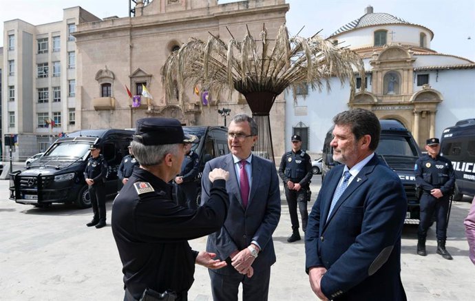 El alcalde y el concejal Fulgencio Perona presentan los nuevos vehículos