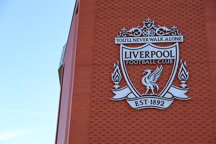 Archivo - Esudo del Liverpool en la fachada de Anfield.