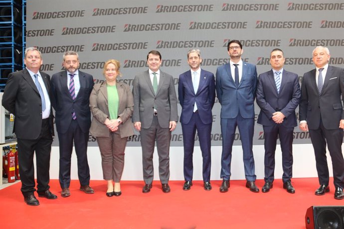 El presidente de la Junta de Castilla y León, acompañado de la alcaldesa de Burgos, Cristina Ayala, y directivos de Bridgestone.