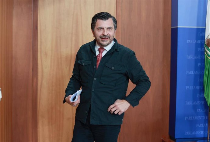 El portavoz del Grupo Parlamentario Popular, Toni Martín, durante la ronda de ruedas de prensa de portavoces de los grupos parlamentarios en el Parlamento de Andalucía, a 20 de marzo de 2024 en Sevilla (Andalucía, España). Los portavoces de los grupos p