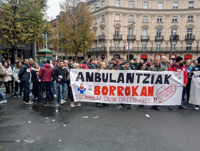 Una concentración en Bilbao de trabajadores del transporte sanitario de Euskadi en huelga
