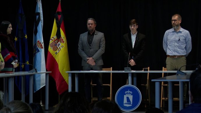 El alcalde de Ribeira, Luis Pérez Barral, en el minuto de silencio por la mujer asesinada por su expareja en Ribeira