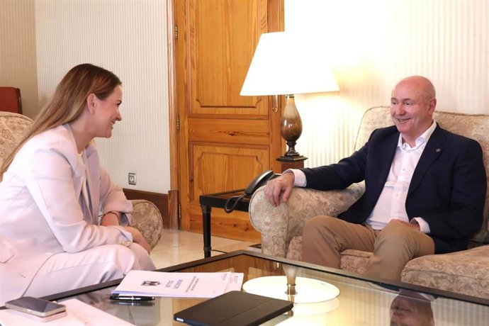 La presidenta del Govern, Marga Prohens, y el alcalde de Sóller, Miquel Nadal