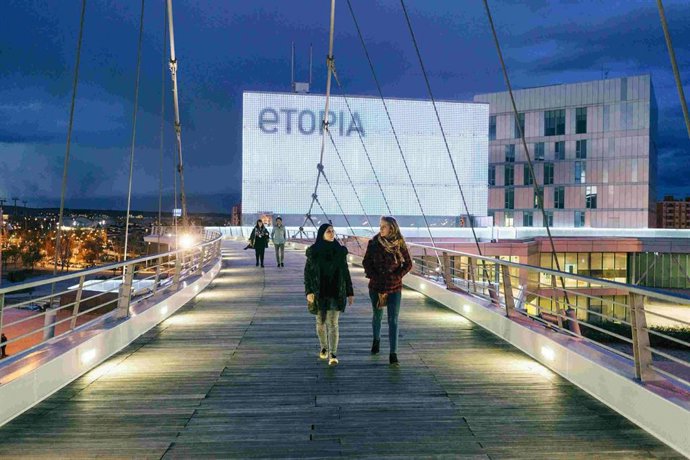 Archivo - Pasarela fente a Etopia con dos viandantes