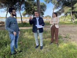 El secretario general del PSOE de Punta Umbría, Jesús Ferrera, en una visita a los terrernos.