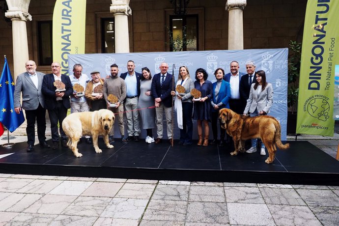 Foto de familia de los premiados y las autoridades en el acto de entrega de los Premios Aventura Trashumante.