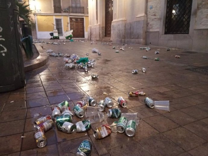 Archivo - Restos de un botellón en València