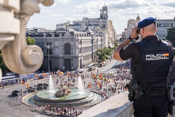 Archivo - Un agente de Policía Nacional vigila una manifestación en Madrid