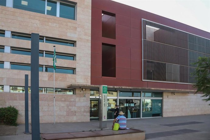 Archivo - Imagen de archivo de la fachada de los juzgados de Vélez-Málaga.