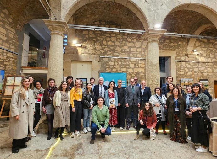 Arquitectos de doce países europeos visitan la plaza de Santiago de Cáceres como ejemplo de buenas prácticas