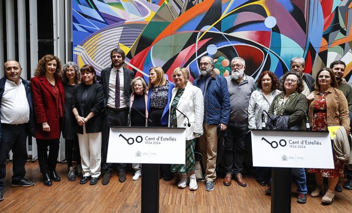 Foto de família amb el ministre de Cultura, Ernest Urtasun (4e), i la presidenta del centenari de Vicent Andrés Estellés, Carmina Estellés (5e), després d'una roda de premsa on han presentat els actes del centenari de Vicent Andrés Estellés. 