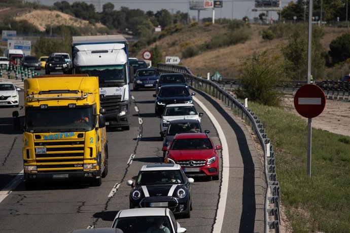 Archivo - Atasco en la autovía A5, en el inicio del Puente del Pilar, a 11 de octubre de 2023, en Madrid (España). La Dirección General de Tráfico (DGT) prevé 7.450.000 desplazamientos de largo recorrido durante los próximos cinco días del Puente del Pi