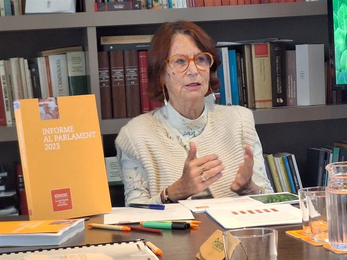 La síndica Esther Gímenez-Salinas en una atención a los medios para presentar el Informe anual del Síndic de Greuges