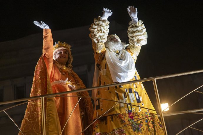 Archivo - El Rey Mago Melchor durante la cabalgata de Reyes 2023, a 5 de enero de 2023, en Barcelona, Cataluña, (España). Los Reyes Magos han llegado a la ciudad a bordo del pailebote Santa Eullia. Tras dos años de pandemia y restricciones, las carroza
