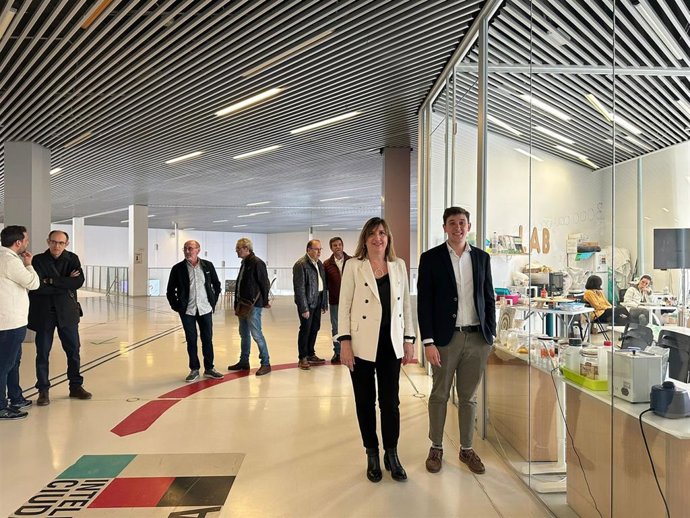 La portavoz del PSOE en el Ayuntamiento de Zaragoza, Lola Ranera, y el concejal Guillermo Ortiz.