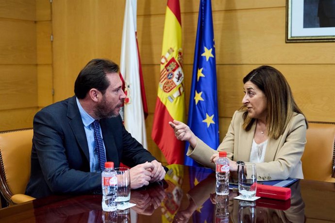 El ministro de Transportes y Movilidad Sostenible, Óscar Puente, y la presidenta de Cantabria, María José Sáenz de Buruaga