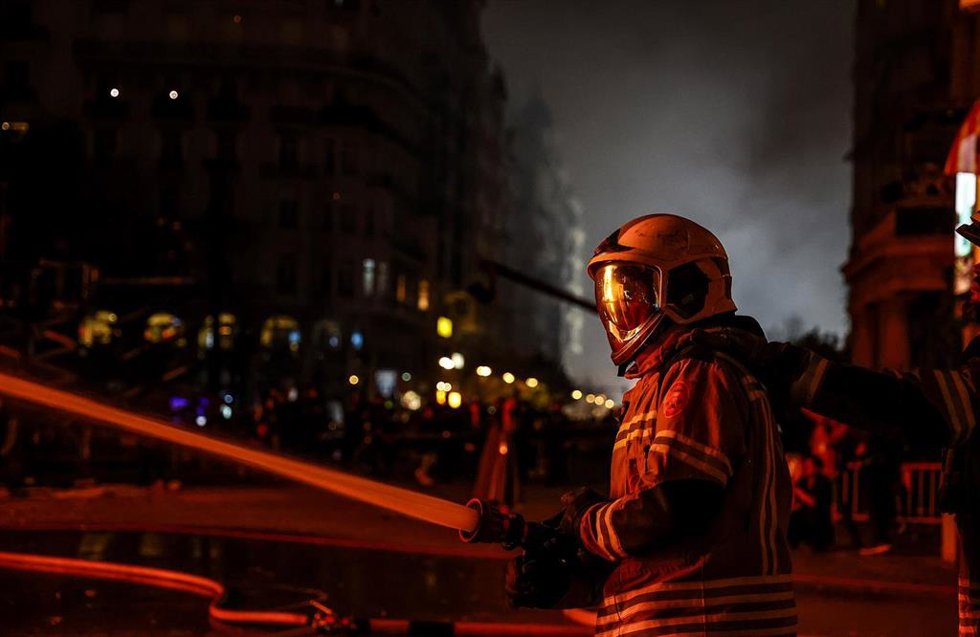 Un bombero durante la crem' de la Falla del Ayuntamiento, 