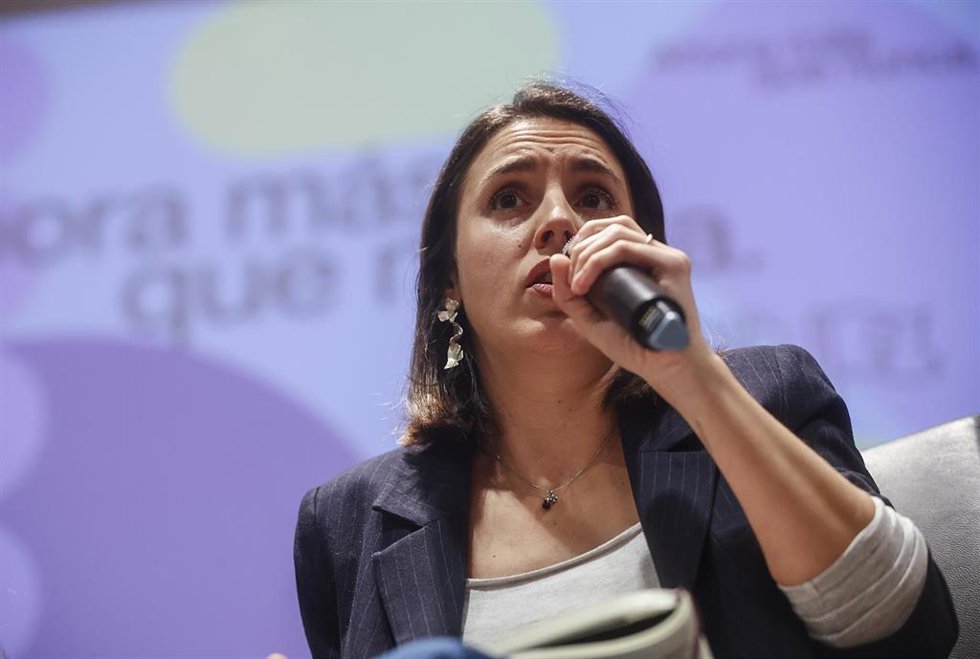 Archivo - La candidatura de Podemos a las elecciones europeas y exministra de Igualdad, Irene Montero, participa en el acto 'Ara més que mai', en el Aula Magna de la Facultad de Filosofía de la UV, a 26 de enero de 2024, en Valencia, Comunidad Valencian
