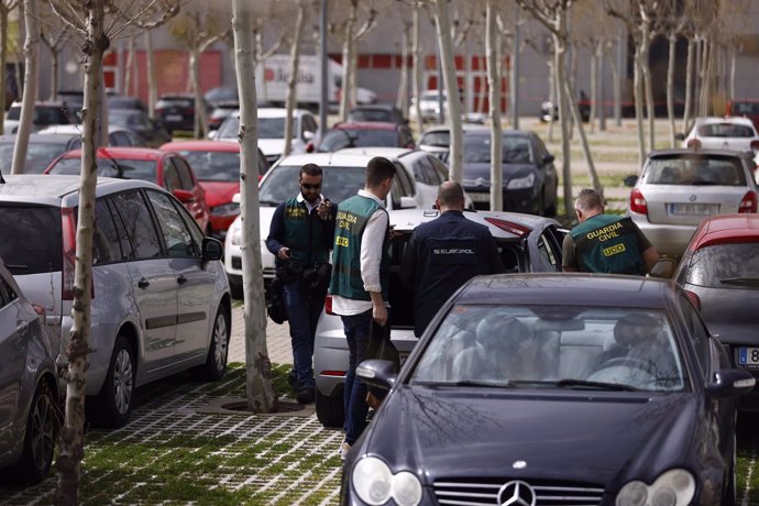 Un agente de la Europol y varios agentes de la Unidad Central Operativa (UCO) de la Guardia Civil salen de la Real Federación Española de Fútbol (RFEF), a 20 de marzo de 2024, en Madrid (España) 