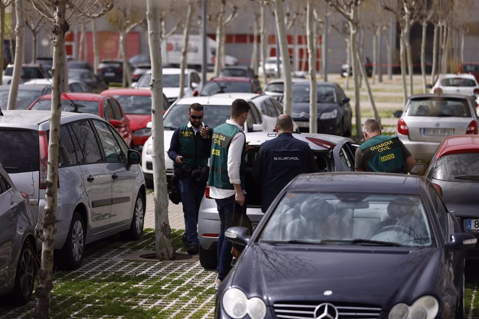 Un agente de la Europol y varios agentes de la Unidad Central Operativa (UCO) de la Guardia Civil salen de la Real Federación Española de Fútbol (RFEF), a 20 de marzo de 2024, en Madrid (España)