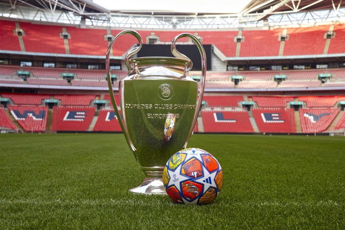 Archivo - El UCL Pro London, balón oficial de las eliminatorias y final de la Liga de Campeones 2023-24.