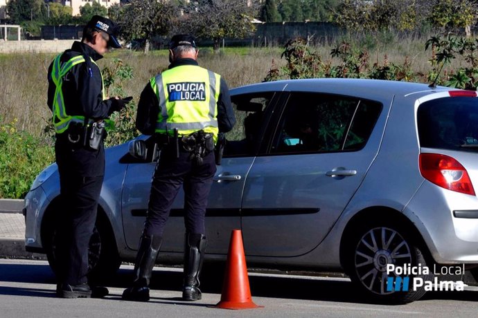 Dos agentes de la Policía Local de Palma realizan un control.
