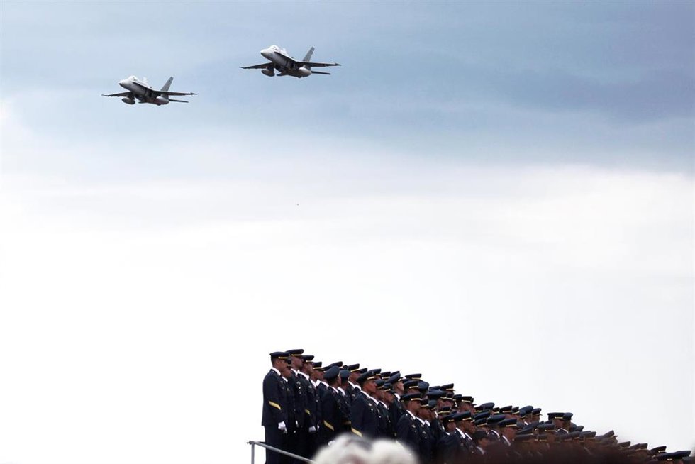 Archivo - Dos aviones durante el acto de entrega de Reales Despachos a los nuevos sargentos de la XXX promoción de la Escala de Suboficiales del Ejército del Aire, a 6 de julio de 2022, en Virgen del Camino, León, Castilla y León (España).