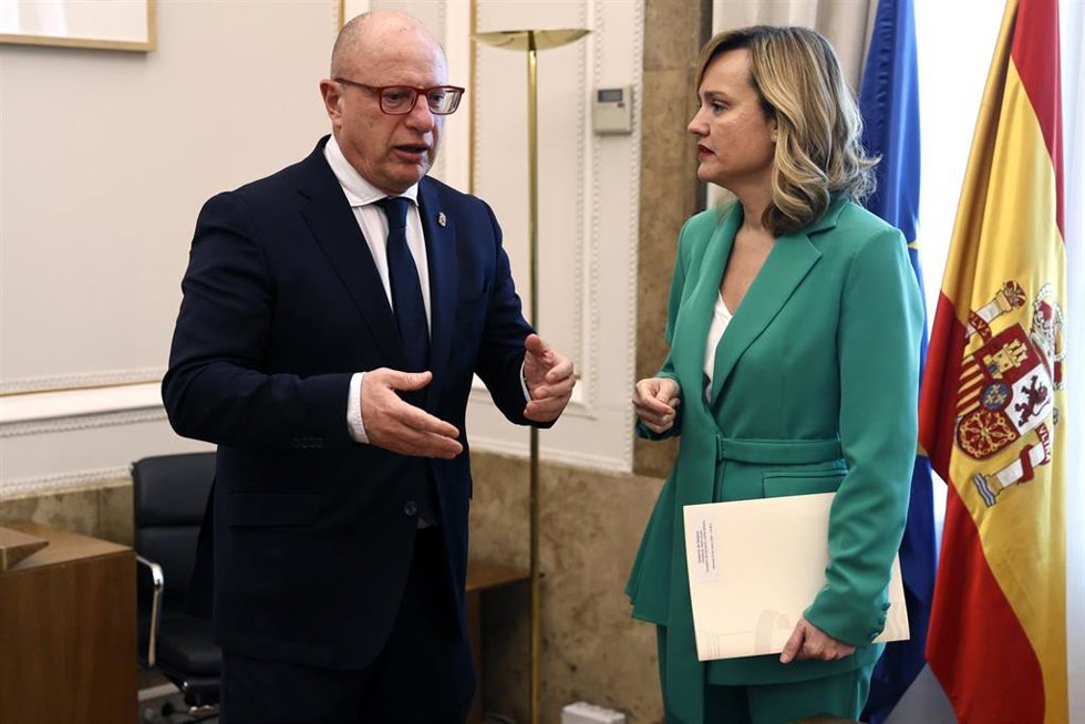 La ministra de Educación, Pilar Alegría, conversa con el consejero de Educación de Navarra, Carlos Gimeno.