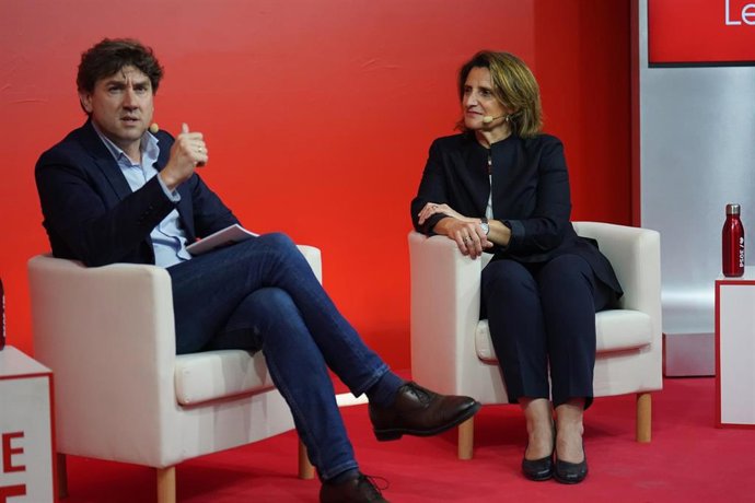 El secretario General del PSE-EE y candidato a lehendakari, Eneko Andueza y la vicepresidenta tercera del Gobierno y ministra para la Transición Ecológica y el Reto Demográfico, Teresa Ribera, durante un encuentro en la sede del PSE-EE