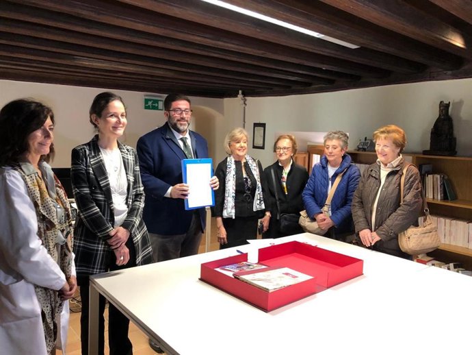 El alcalde de Ávila con documentos de la cápsula del tiempo de las 'teresas'.