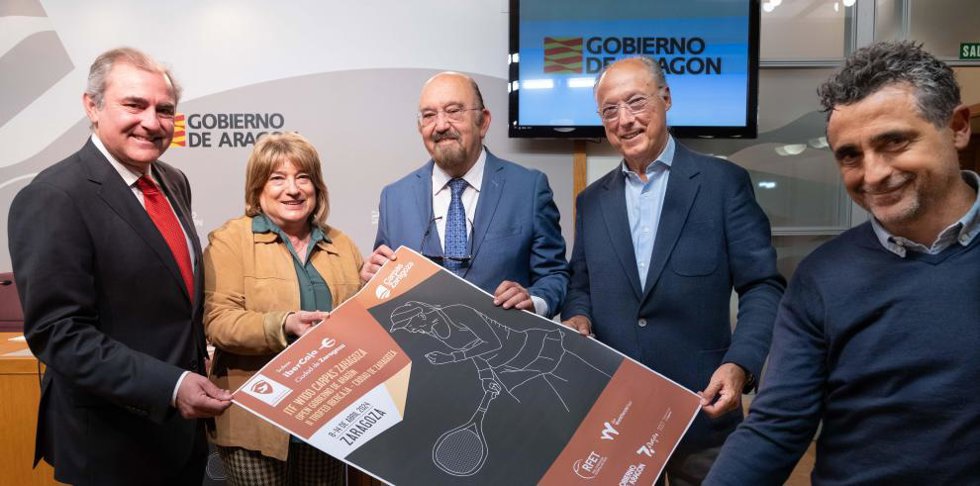 La consejera de Presidencia, Tomasa Hernández, junto a los organizadores y las federaciones en la presentacion del torneo de tenis femenino Open Gobierno de Arago