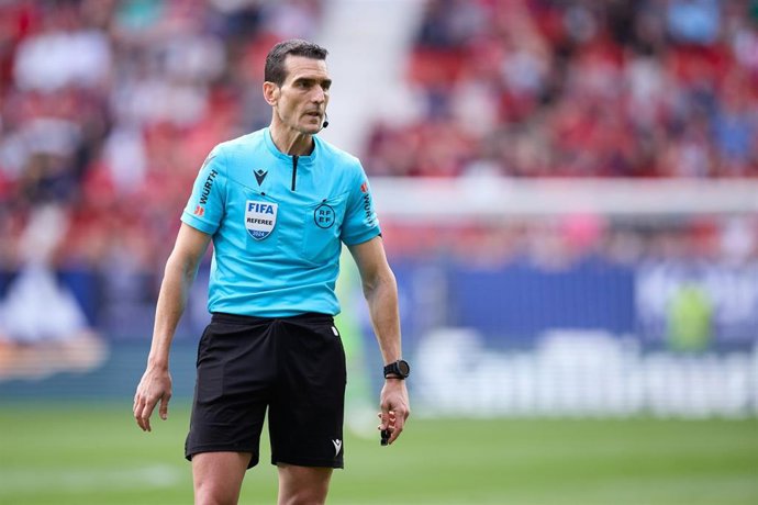 El árbitro Martínez Munuera.