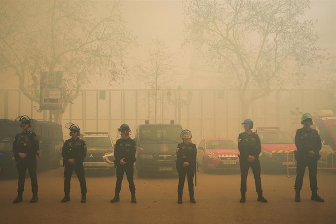 Agentes de policía durante una mascletá, en la plaza del Ayuntamiento de Valncia. 