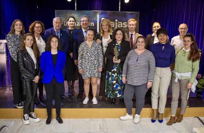 La Fundación Cajasol en Huelva otorga el Premio 'Gota a Gota de Pasión' a las costaleras del Santo Entierro.