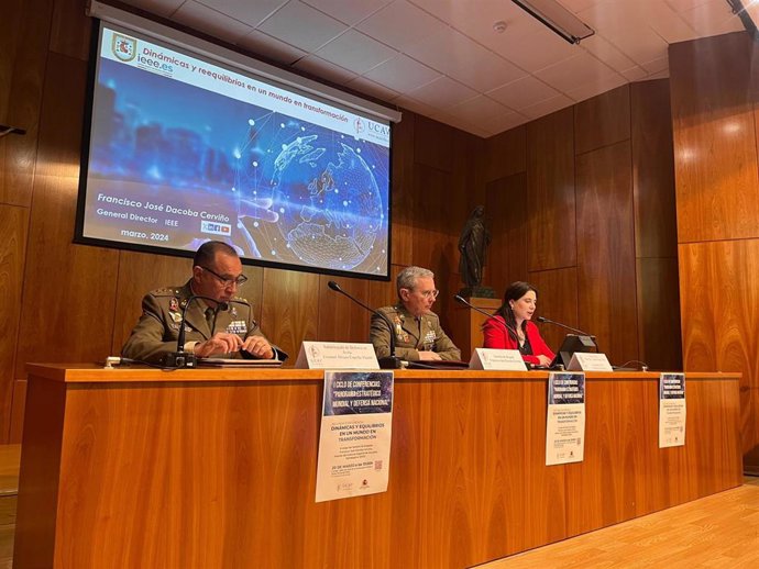 El general Dacoba durante la conferencia en la Univerisad Católica de Ávila.