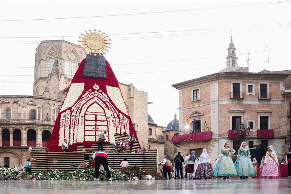 Vista de la Virgen de los Desamparados durante el segundo día de ofrenda floral