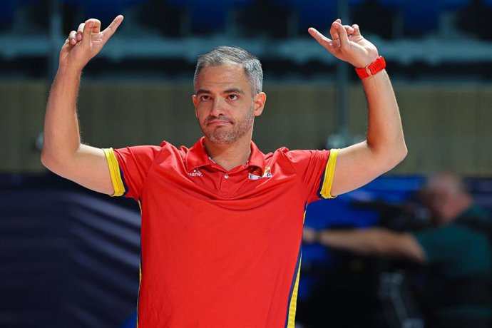 Archivo - Miguel Rivera da instrucciones durante un partido de la selección española de voleibol