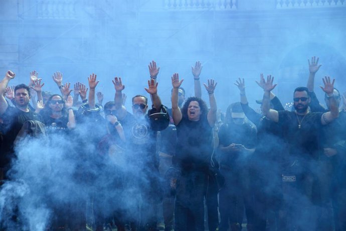 Els funcionaris en la concentració a la plaça Sant Jaume de Barcelona