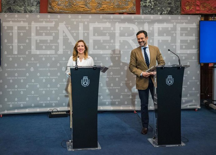 La presidenta del Cabildo de Tenerife, Rosa Dávila, y el vicepresidente, Lope Afonso, en una rueda de prensa para informar sobre los acuerdos del Consejo de Gobierno