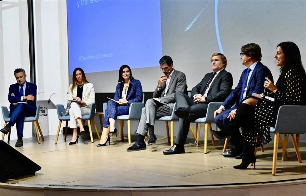 Los alcaldes de Santander, Logroño, San Sebastián, Badajoz, Fuenlabrada, y la vicealcaldesa de Gijón, en una mesa redonda sobre la transformación digital de las ciudades
