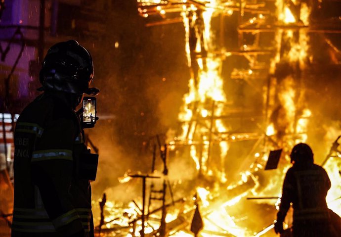 Los bomberos controlan el fuego durante la crem'