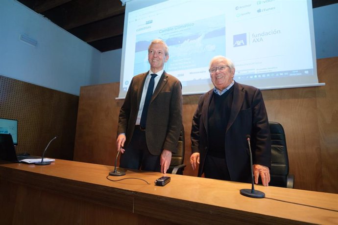 El presidente de la Xunta, Alfonso Rueda, junto al presidente del foro Periodismo 2030, Fernando Jáuregui, en la presentación de los resultados de la encuesta.