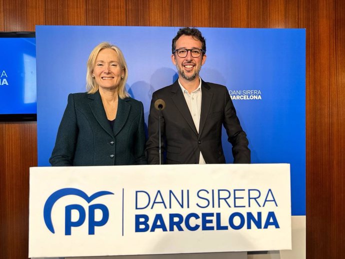 El portaveu del PP a Barcelona, Juan Milián, i la regidora Ángeles Esteller, en una roda de premsa