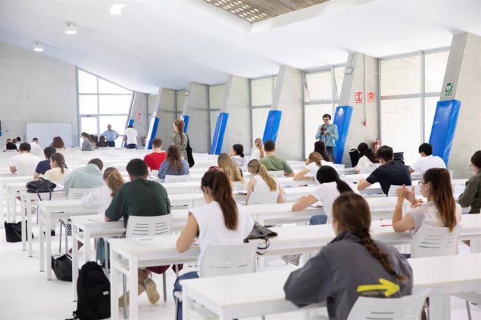 Archivo - Estudiantes haciendo un examen en la Pablo de Olavide de Sevilla.