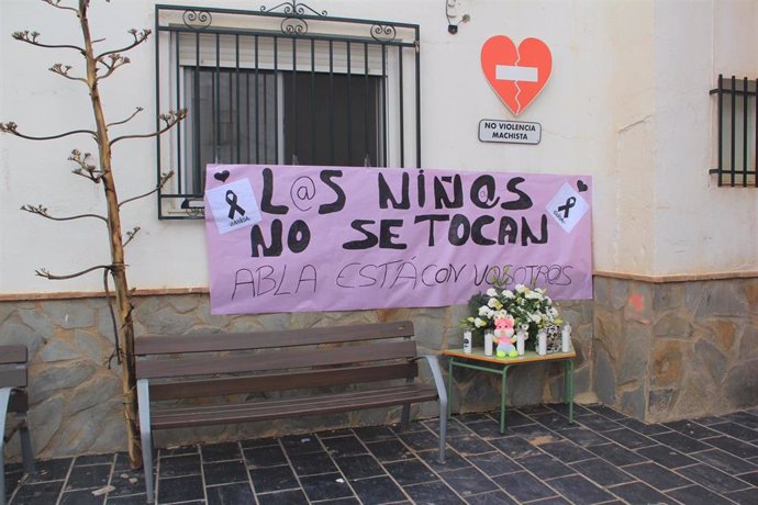 Pancarta en recuerdo de las niñas asesinadas por su padre en Alboloduy (Almería).