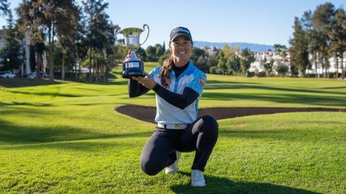 Archivo - Nuria Iturrioz posa como ganadora del Campeonato de España de Profesionales del Santander Golf Tour 2023