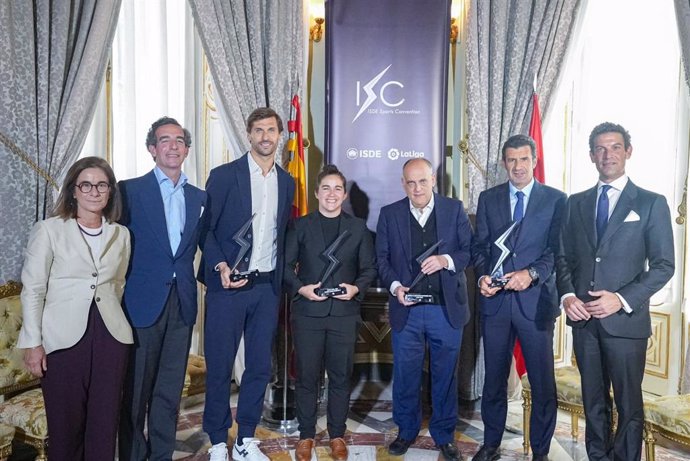 El director general de ISDE, Juan José Sánchez Puig, junto a los premiados en el ISC de 2023 los exfutbolistas Fernando Llorente y Luis Figo, la ex jugadora de rugby Patricia García y el presidente de LaLiga, Javier Tebas, entre otros.