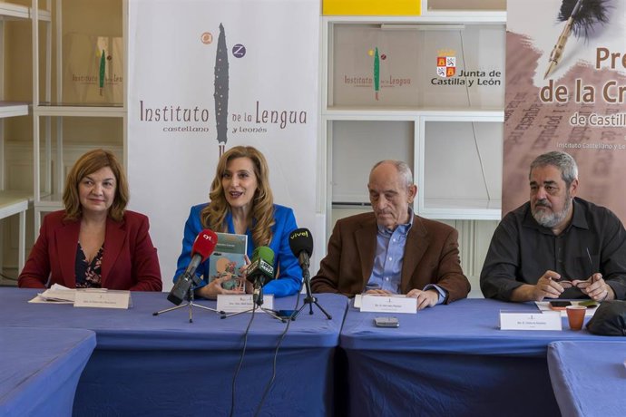 El escritor vallisoletano Alejandro Cuevas gana el XXI Premio de la Crítica de CyL con la obra 'Literatura Barata'